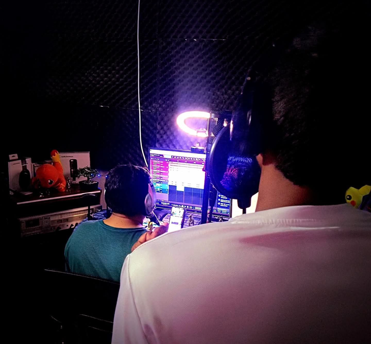 Equipo de JGT Records trabajando