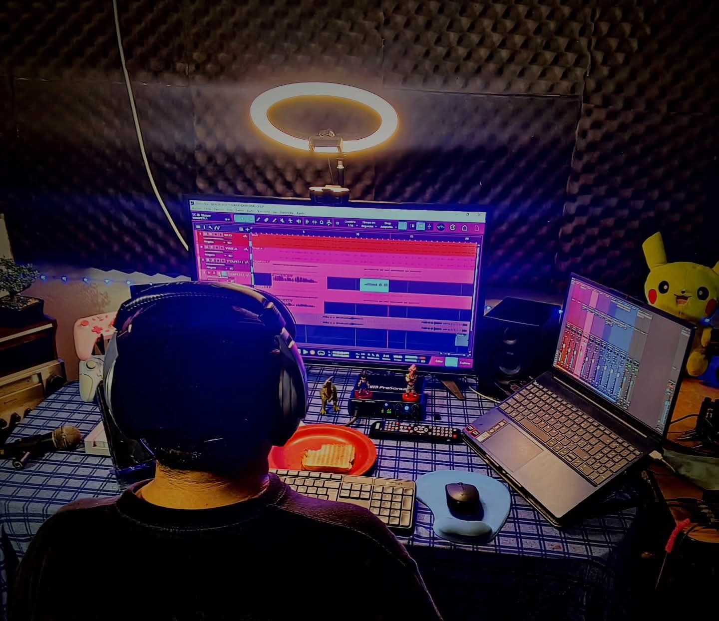 Juan González produciendo en el estudio